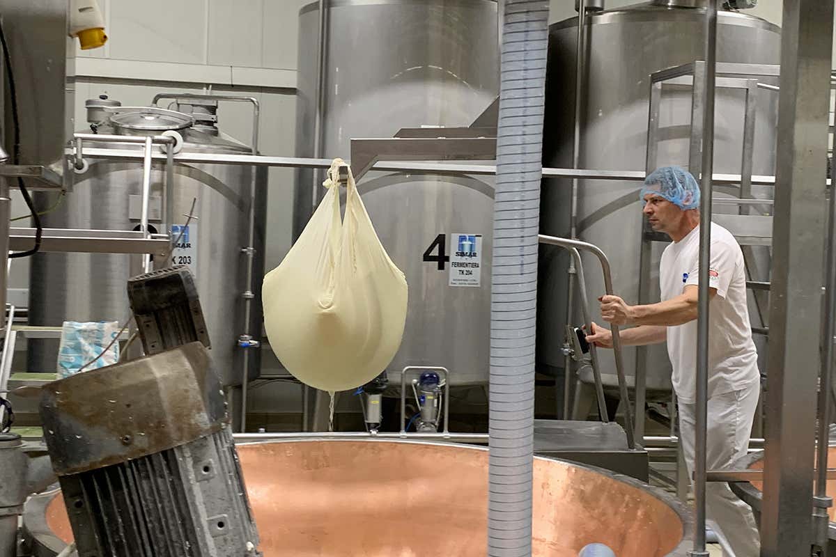 Una fase di lavorazione nello stabilimento di Litovel Roberto Brazzale: «Facciamo le cose dove riescono meglio»