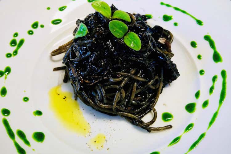 Spaghetti di Carla Latini al nero di seppie novelle, centrifuga di prezzemolo e acqua di mare Ristorante La Zanzara, sosta gourmet al Delta del Po