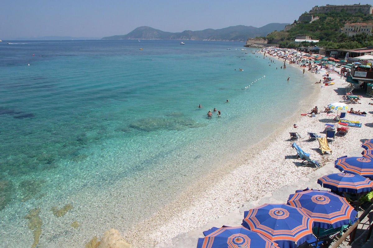 Spiaggia delle Ghiaie Fonte: Info Elba Stessa spiaggia stesso mare? Scopri quelle più belle d’Italia
