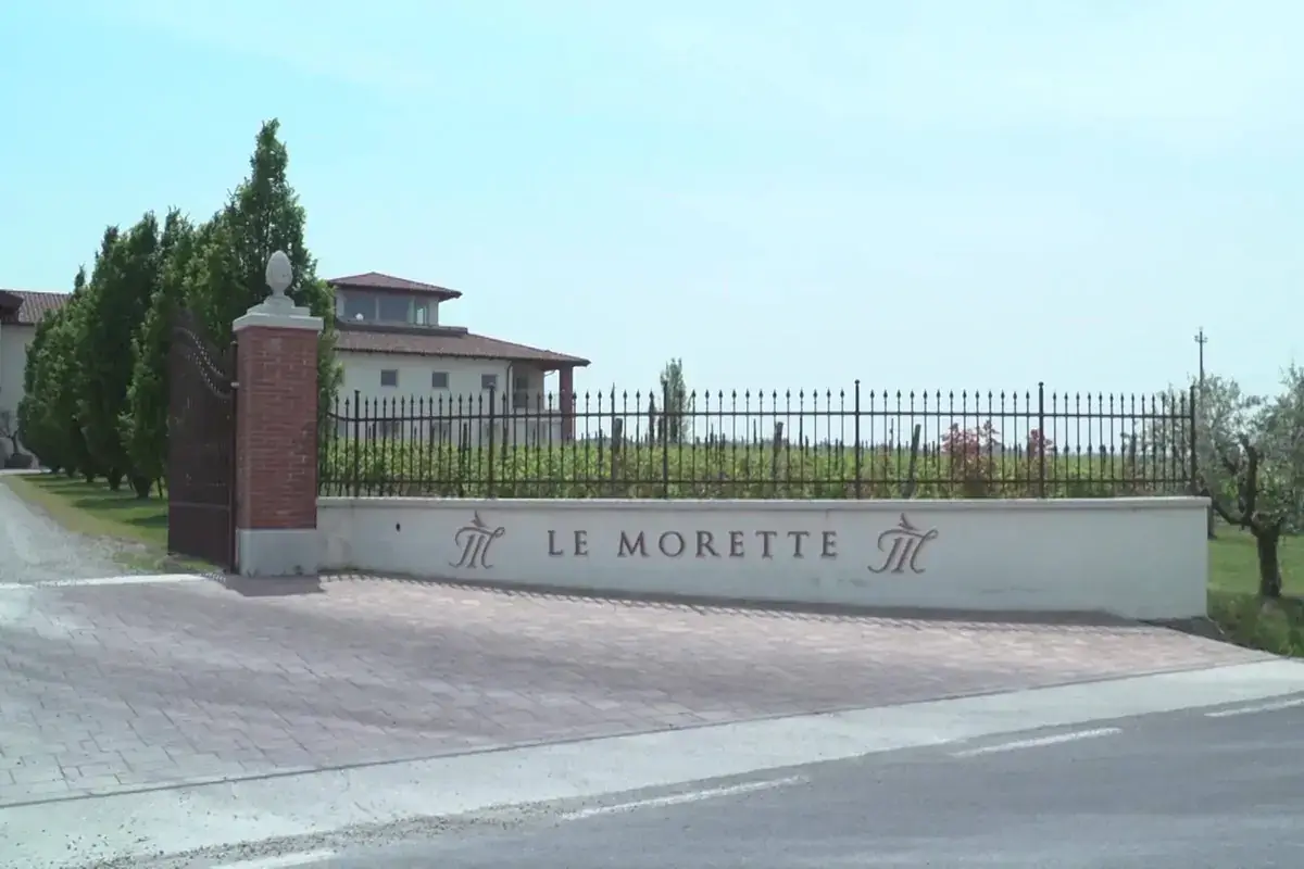 L'entrata della sede de Le Morette Turismo e sostenibilit&agrave; a braccetto valgono un premio a Le Morette
