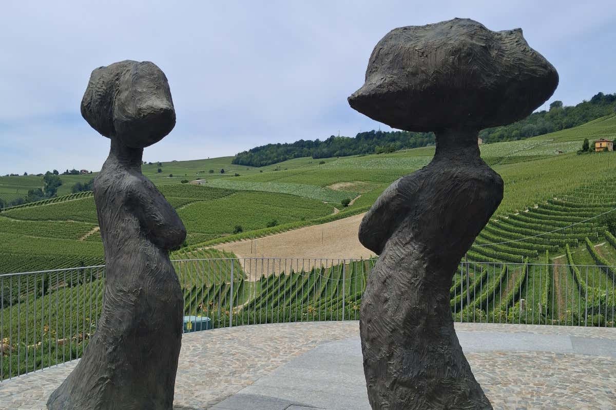 Le due statue di bronzo all’ingresso del ristorante