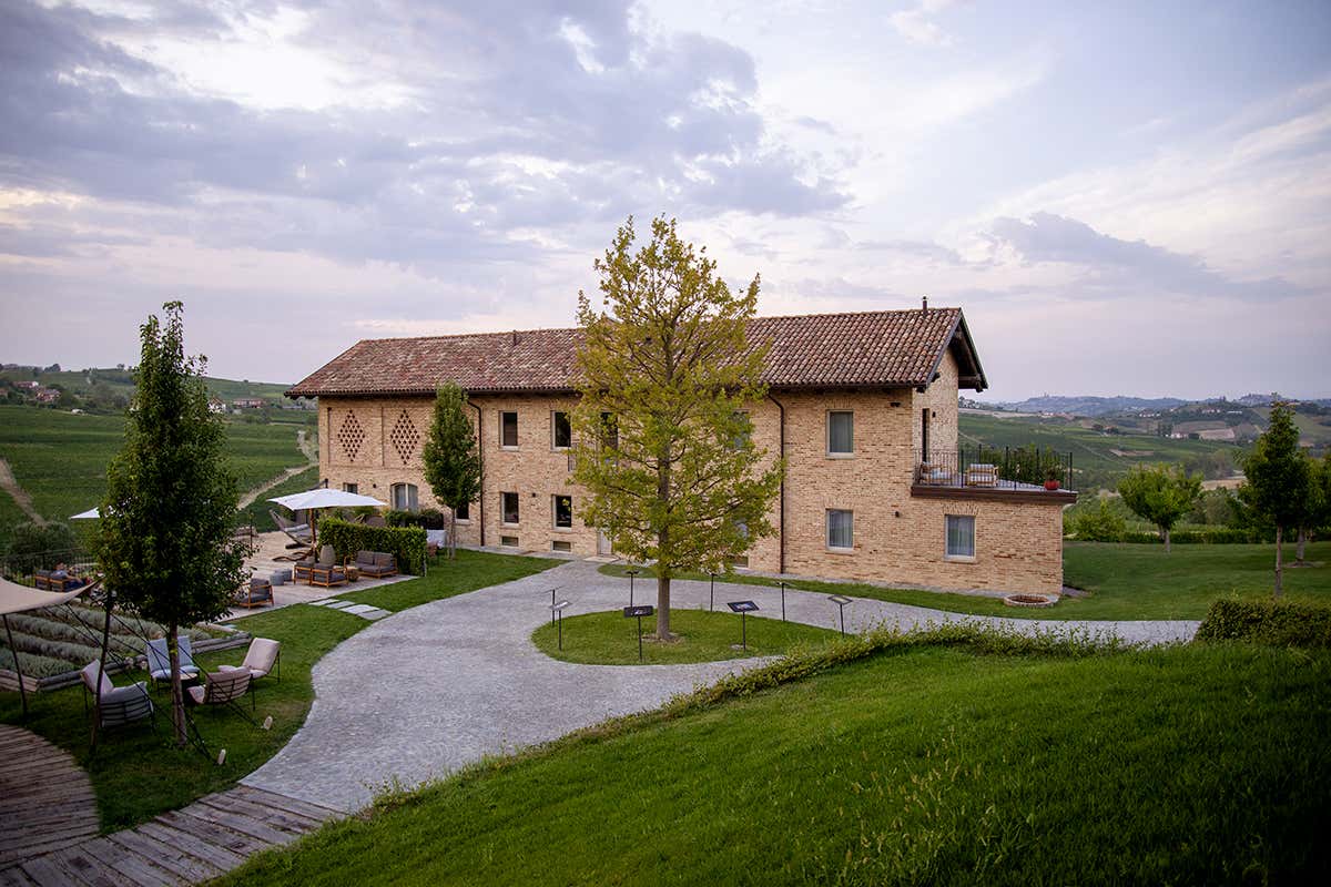 Le colline di Langhe e Monferrato circondano Le Marne Relais, tra vigneti e paesaggi Unesco