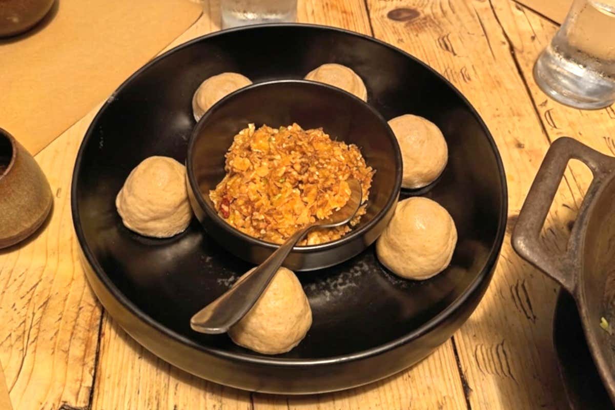 Panini Wowo, preparati con farina integrale, cotti a vapore e serviti con ripieno di verdure fermentate e ragù di maiale saltato nel wok con zenzero e peperoncino