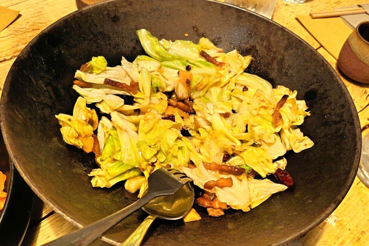 Cavolo cappuccio saltato in wok con zenzero, peperoncino, pepe di Sichuan e cubetti di pancetta