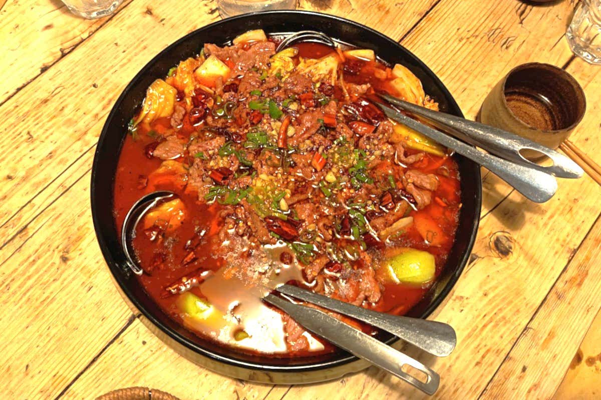 Manzo in zuppa piccante con verdure di stagione, zenzero, erba cipollina e peperoncino del Sichuan