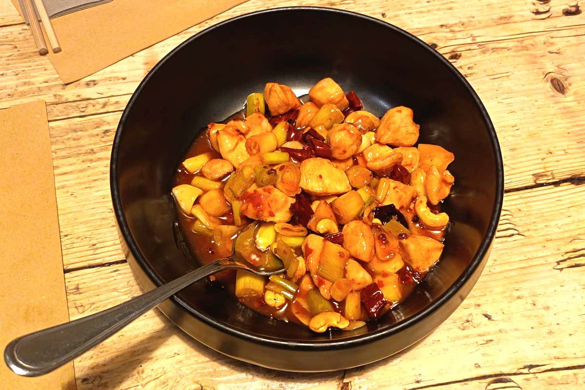 Pollo Kongbao in salsa agrodolce e piccante con anacardi e cipollotto