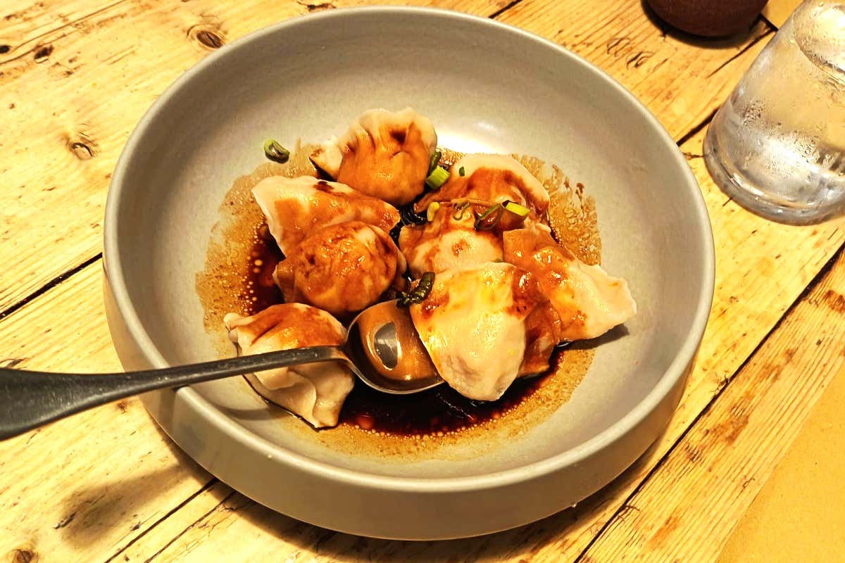 Ravioli del Sichuan fatti a mano, con ripieno di maiale, serviti con salsa dolce-piccante