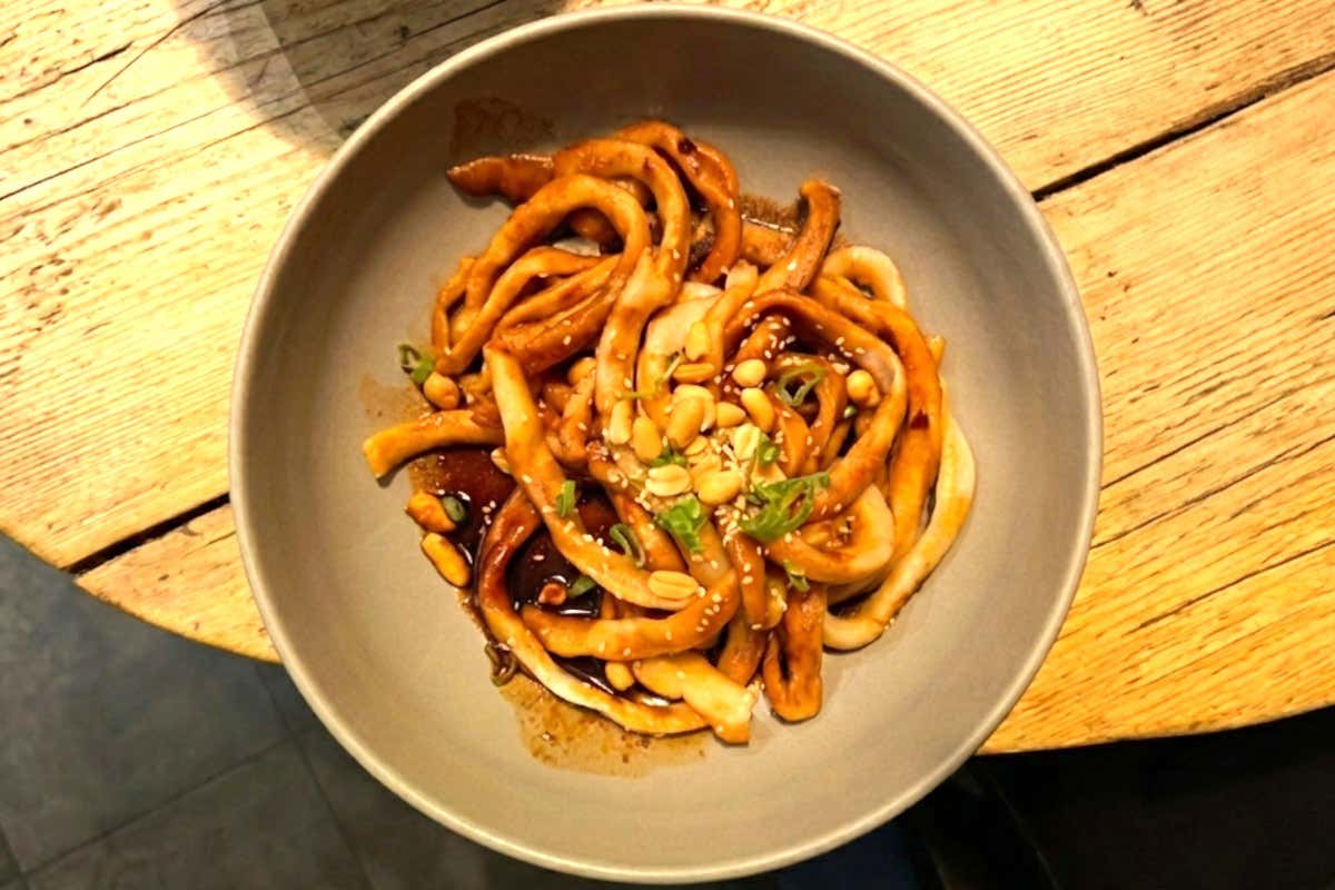 Spaghetti tirati a mano con salsa di sesamo, arachidi e pepe di Sichuan
