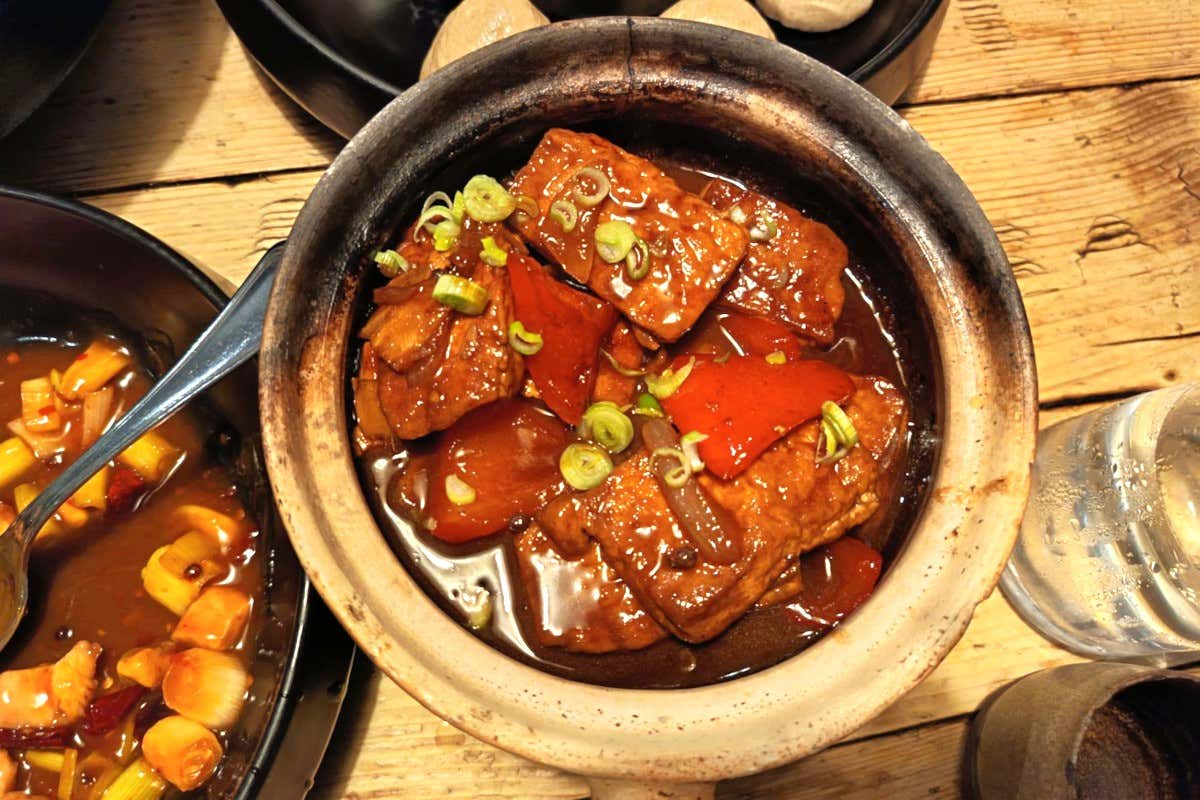 Tofu casereccio stufato in wok con peperone, cipollotto, zenzero e pepe di Sichuan