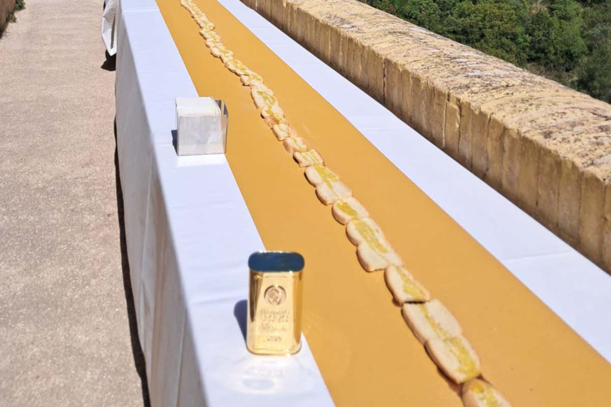 A Spoleto il record mondiale della bruschetta: era lunga 195 metri A Spoleto il record mondiale della bruschetta: era lunga 195 metri