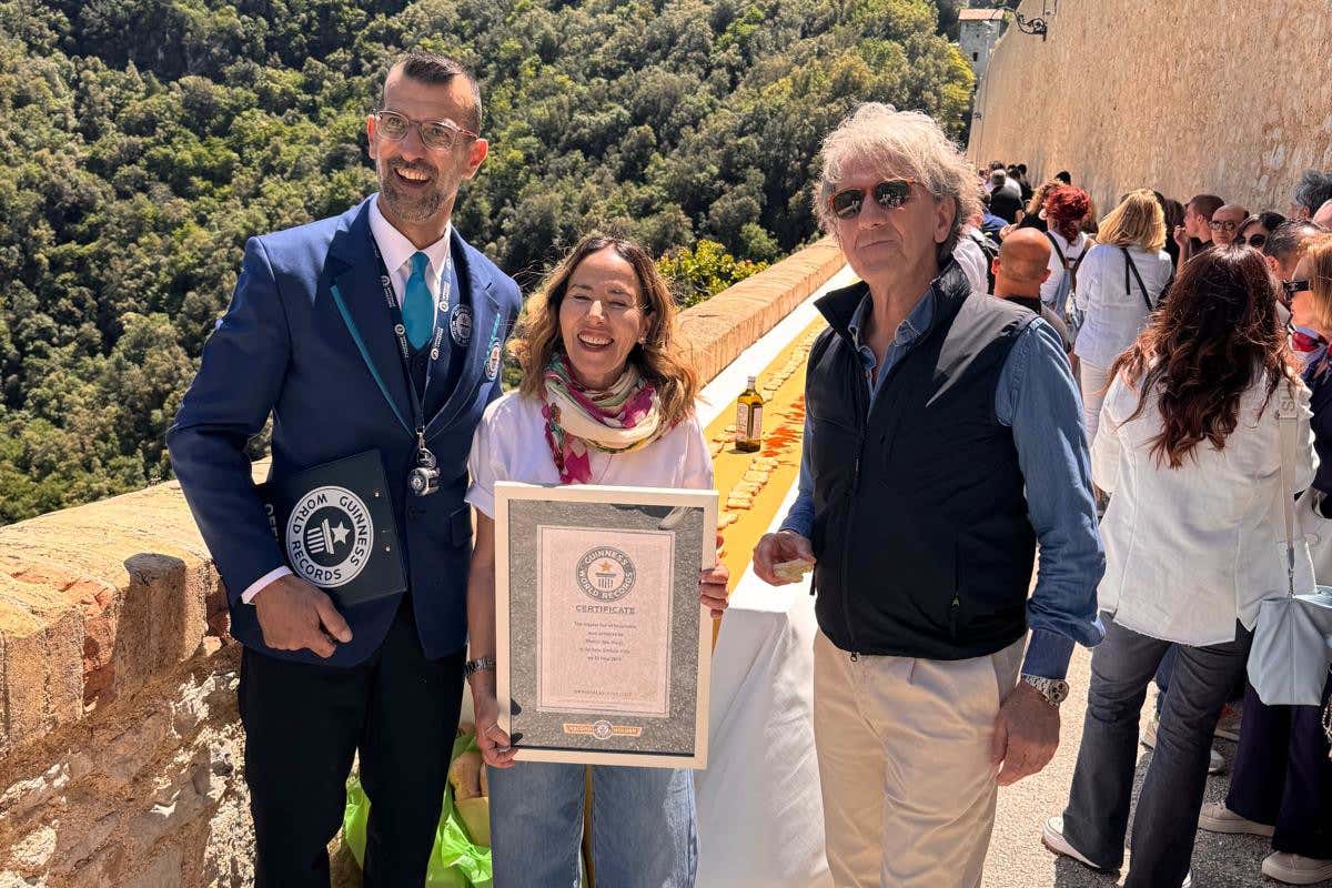 A Spoleto il record mondiale della bruschetta: era lunga 195 metri A Spoleto il record mondiale della bruschetta: era lunga 195 metri