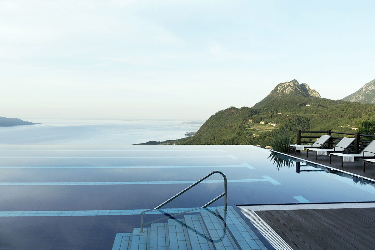 La vista spettacolare dalla piscina Lefay Resort