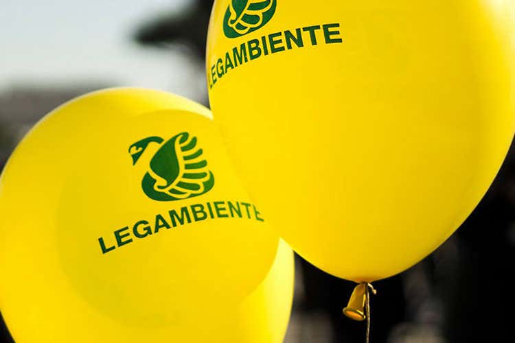 (Legambiente: il 4% della frutta straniera contiene pesticidi oltre i limiti di legge)
