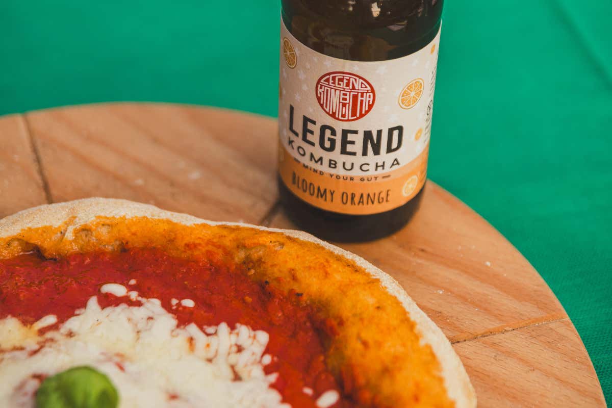 Pizza e kombucha sullo stesso tavolo: cronaca di un abbinamento insolito Pizza e kombucha sullo stesso tavolo: cronaca di un abbinamento insolito