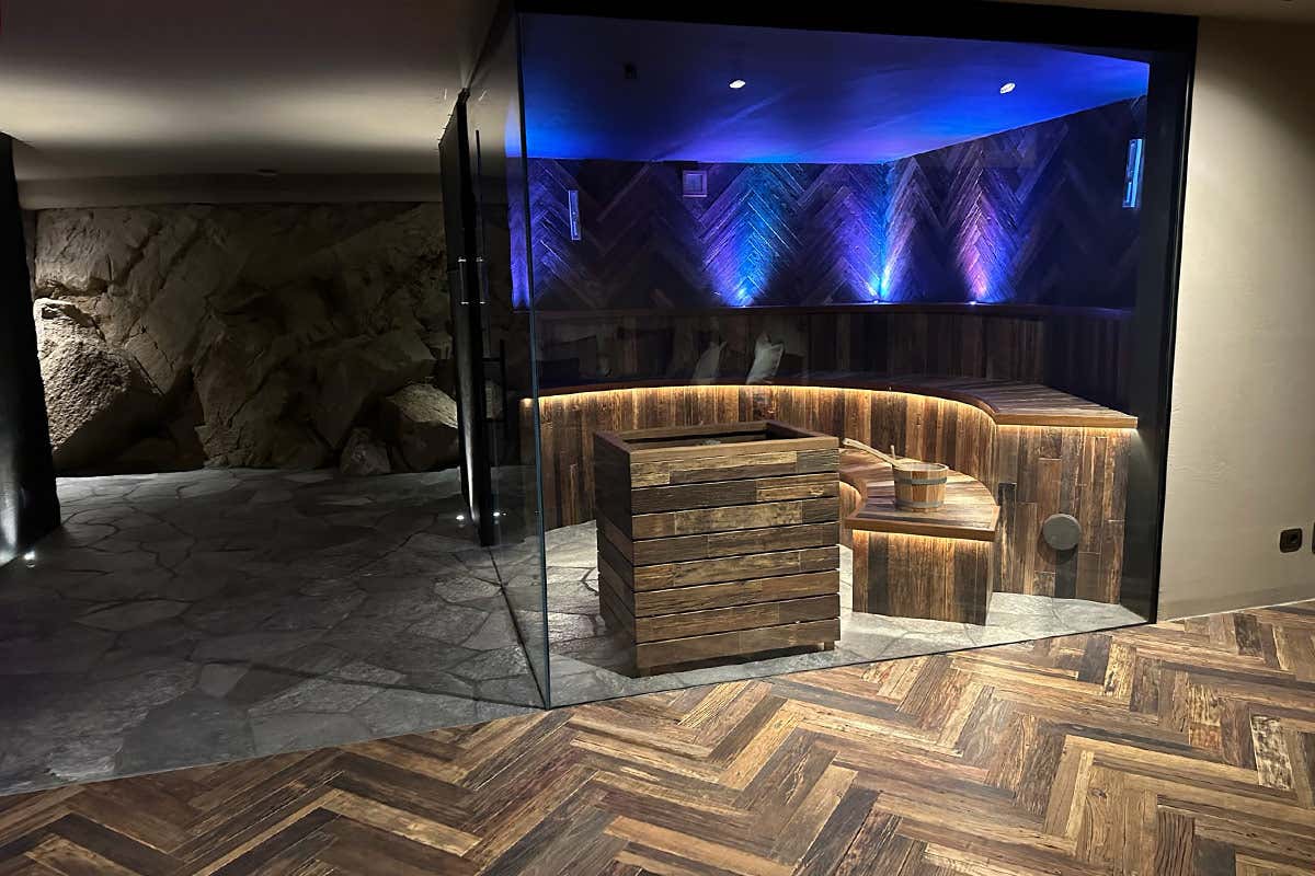 Legno e roccia nella sauna Arte gusto e cavalli affiancano le nuove splendide suite alla Gallaria del Turm