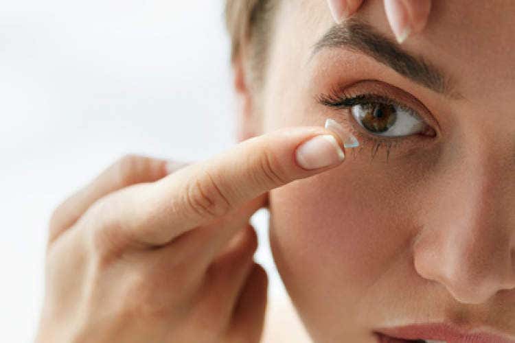 Il virus può entrare anche dalle lenti a contatto - Virus, sulle lenti a contatto può resistere fino a cinque giorni