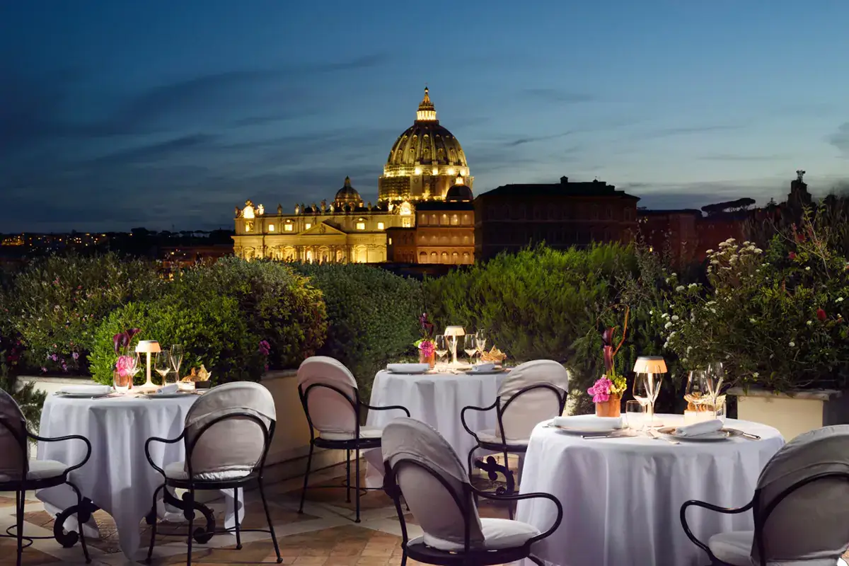 La terrazza del Les Etoiles A Les Etoiles brilla la stella dell'accoglienza con la cucina circolare di William Anzidei