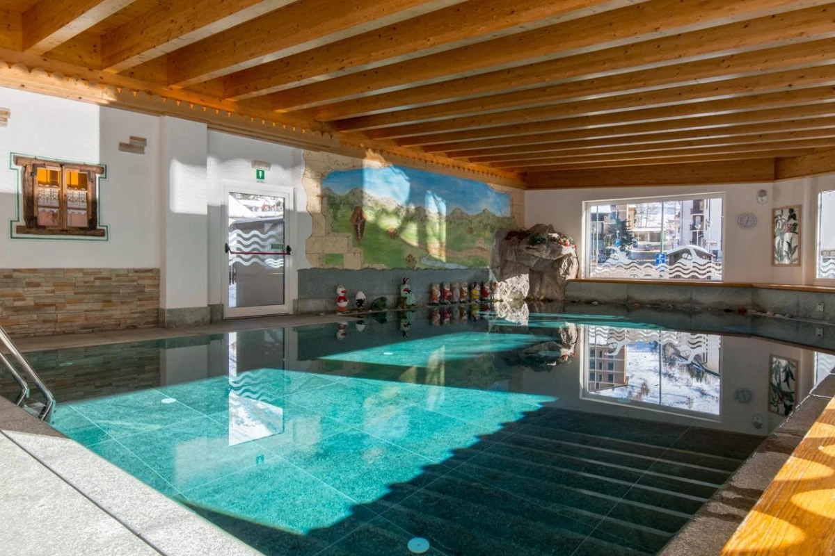 La piscina dello Sport Hotel Alpina di Madesimo I soggiorni incantati di Les Collectioners per un Natale da favola