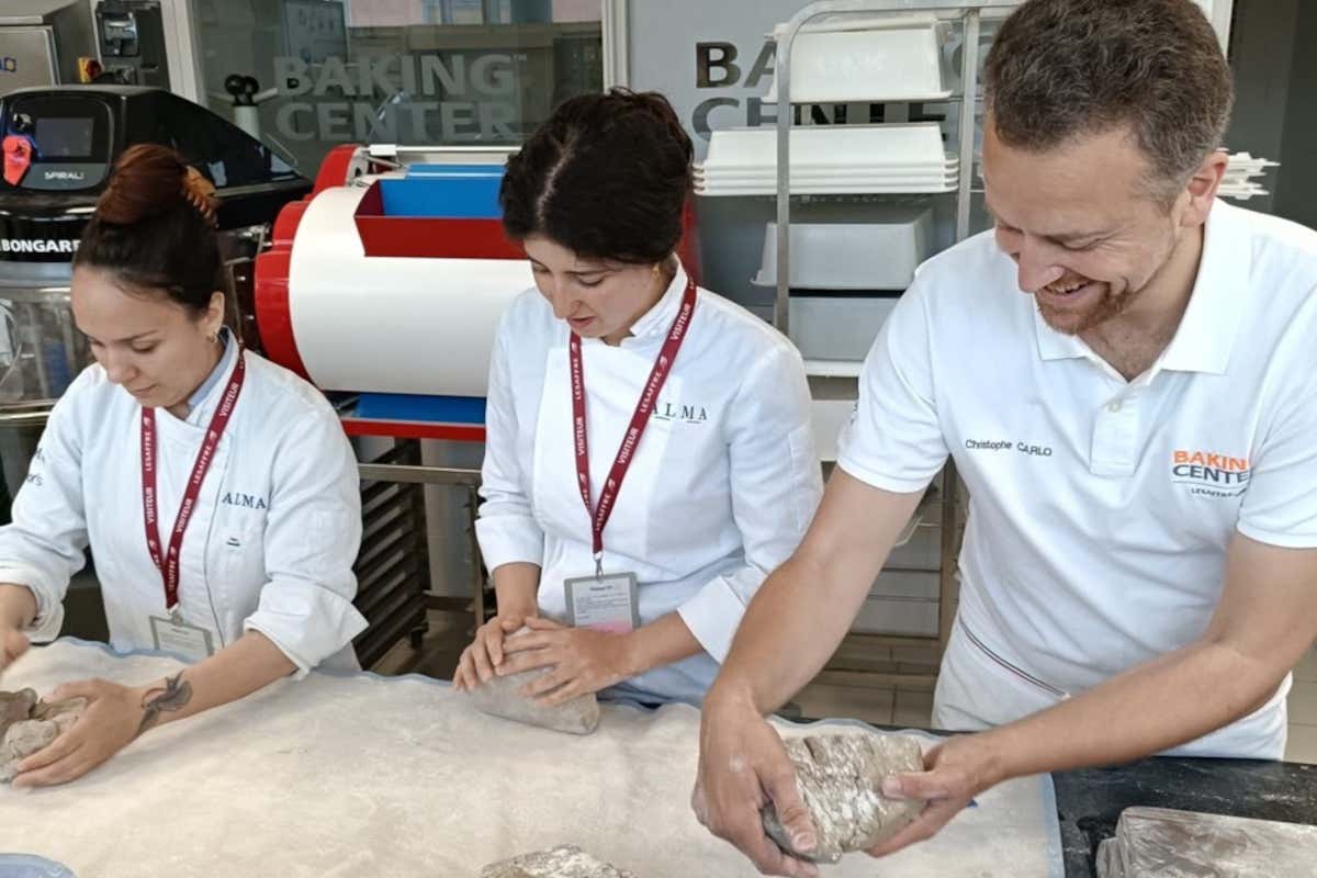 Dalla Food Valley alle boulangerie di Parigi: il viaggio premio dei panificatori Alma Dalla Food Valley alle boulangerie di Parigi: il viaggio premio dei panificatori Alma