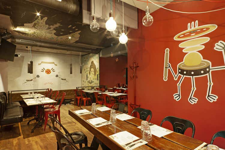 L'interno del locale (Levyta, i nuovi orizzonti del binomio pizza-birra)