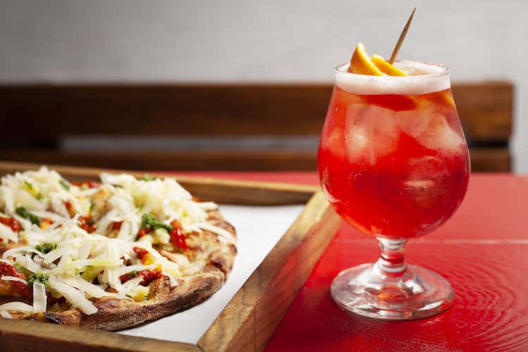 Una delle pizze proposte dal locale in abbinamento a un cocktail (Levyta, i nuovi orizzonti del binomio pizza-birra)