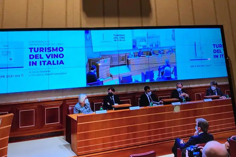 Presentato &ldquo;Turismo del vino in Italia&rdquo; il primo manuale dopo la emanazione della normativa nazionale L&rsquo;enoturismo pu&ograve; salvare l&rsquo;Italia puntando su innovazione e strategia