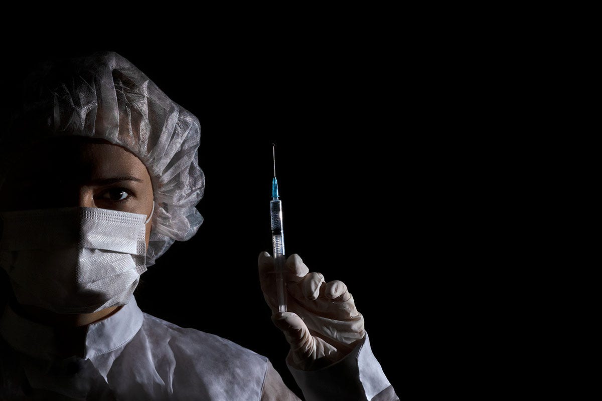 Il ruolo del medico aziendale diventa preponderante Vaccini e lavoro, si può licenziare il dipendente no-vax? Per ora no!