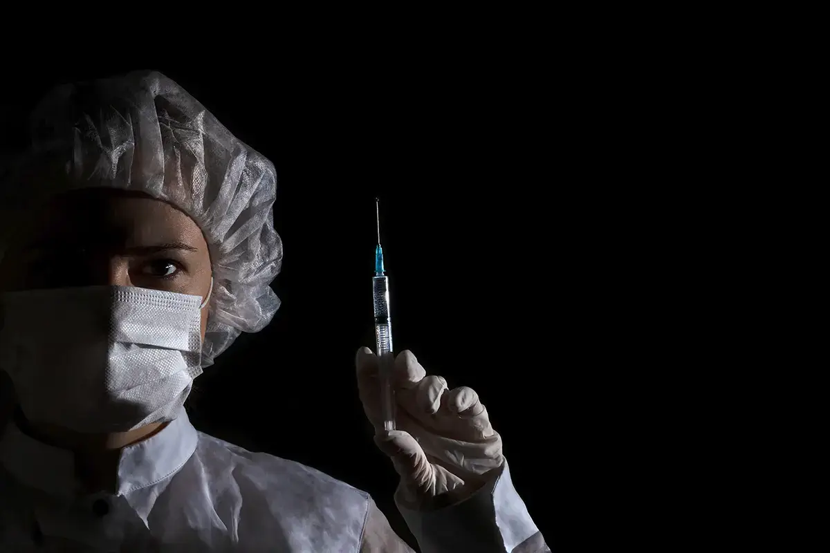 Il ruolo del medico aziendale diventa preponderante Vaccini e lavoro, si pu&ograve; licenziare il dipendente no-vax? Per ora no!