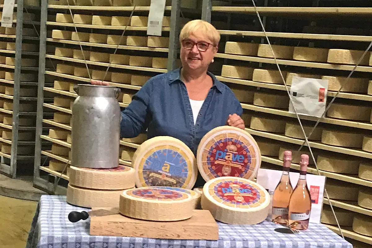 Lidia Bastianich durante le riprese per la puntata dedicata a Piave Dop e vino Garda Doc Lidia Bastianich racconta Piave Dop e vino Garda Doc agli americani