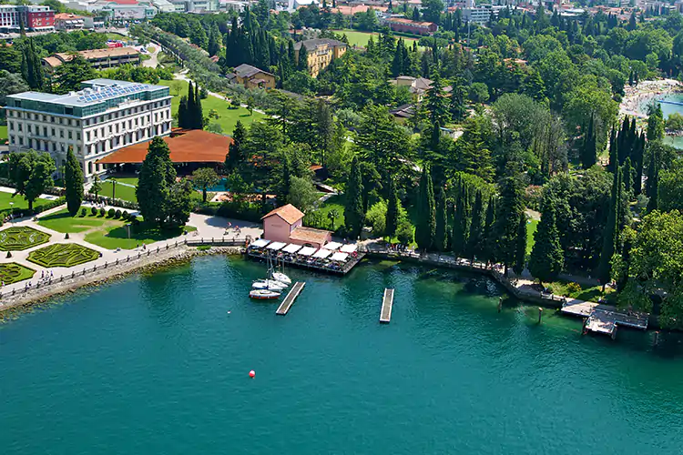 IL Lido Palace di Riva del Garda&nbsp; Un lago, una decappottabile e di pi&ugrave; Ecco la vacanza d'acqua dolce