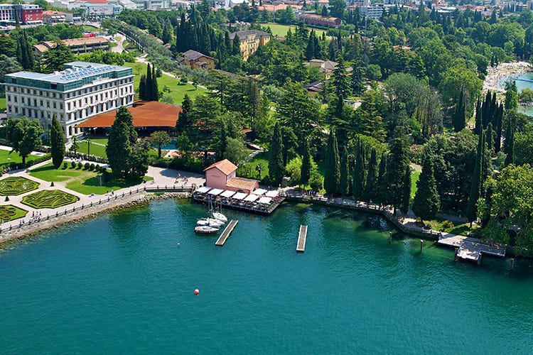 Il giardino del Lido Palace di Riva del Garda Vacanze senza filtri nella natura In vigna, al fiume o sulla spiaggia