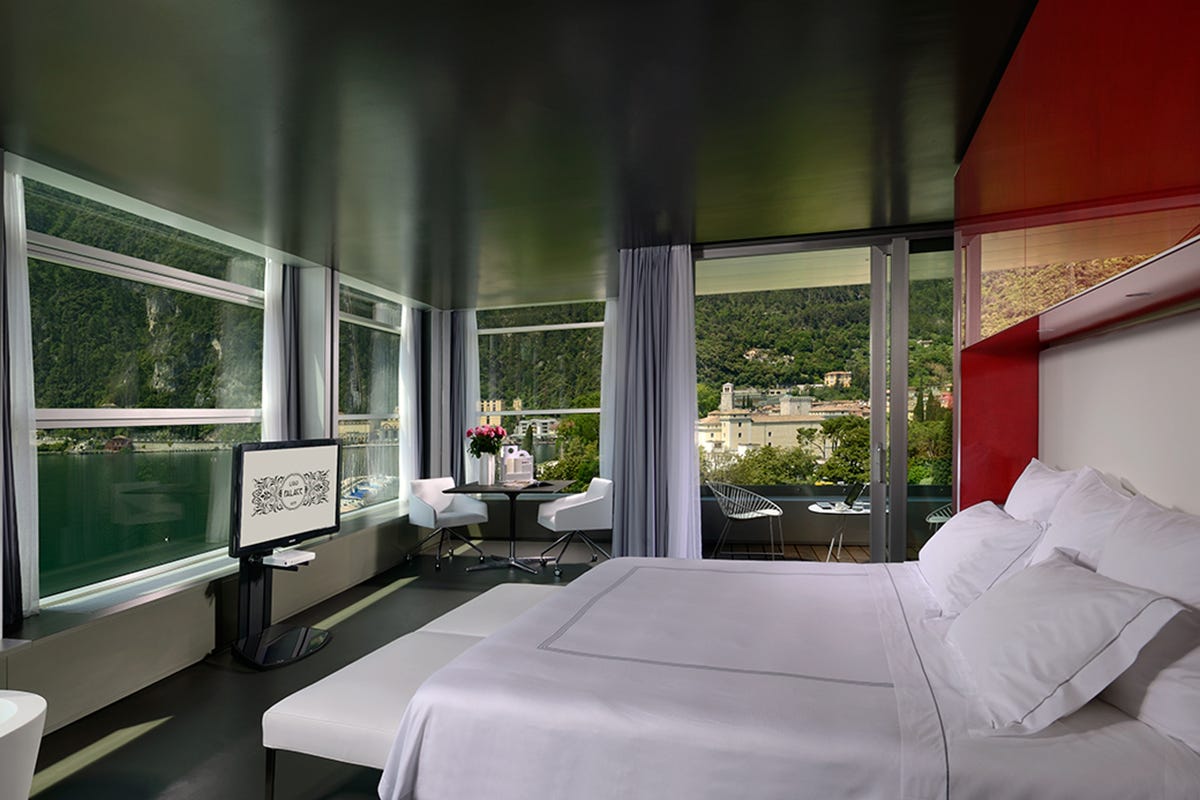 La spettacolare vista dalla camera Belle Époque contemporanea al Lido Palace di Riva del Garda