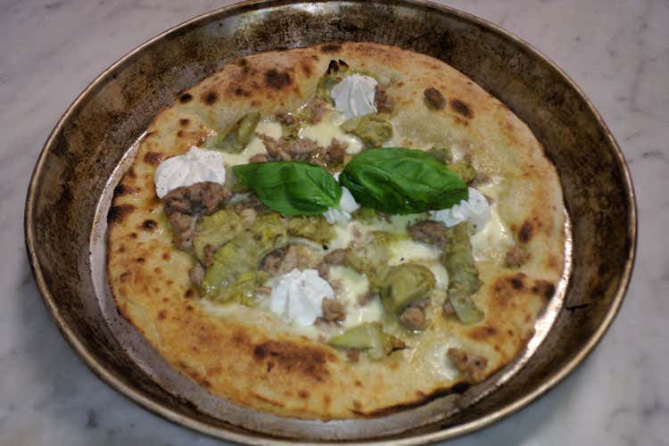 (Lievitalmente Pino A Caserta torna la pizza a ruoto)