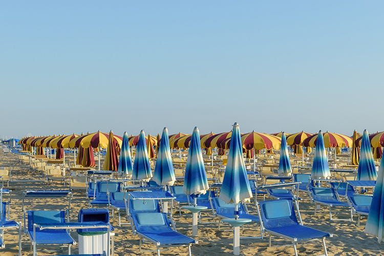 Liguria alla ricerca di steward - Liguria, in spiaggia come steward chi prende il reddito di cittadinanza