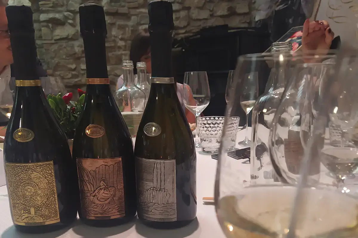 I tre Franciacorta limited edition realizzati da Villa in omaggio a Dante Il Franciacorta di Villa fra solidariet&agrave; e convivialit&agrave;, in omaggio a Dante