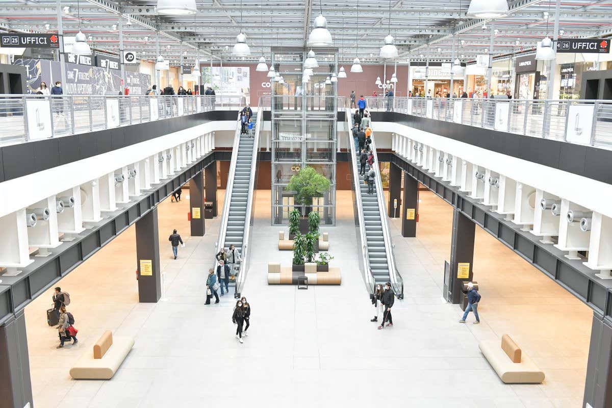 Una parte del centro commerciale Una nuova food court per il Lingotto di Torino Una parte del centro commerciale Una nuova food court per il Lingotto di Torino