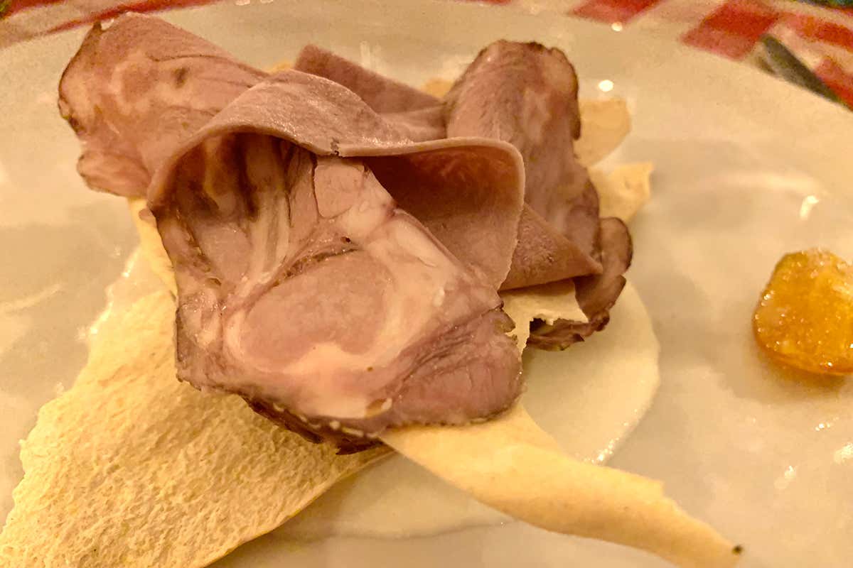 Millefoglie di lingua cotta e Fontina Dop d'Alpeggio Al ristorante con la Fontina d’Alpeggio Dop