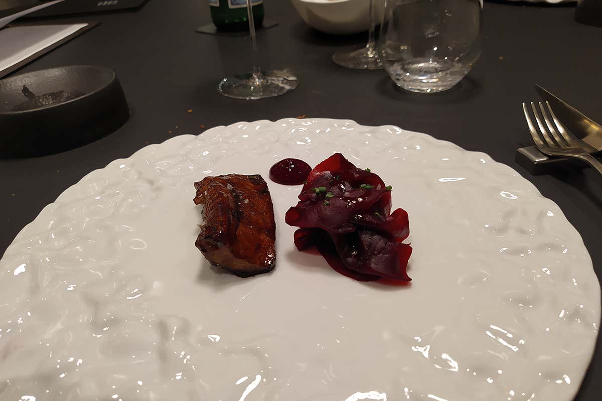 Lingua di manzo affumicata con cipollotto e rabarbaro Quel tocco Vivace che ci voleva: prova superata per il nuovo ristorante bresciano