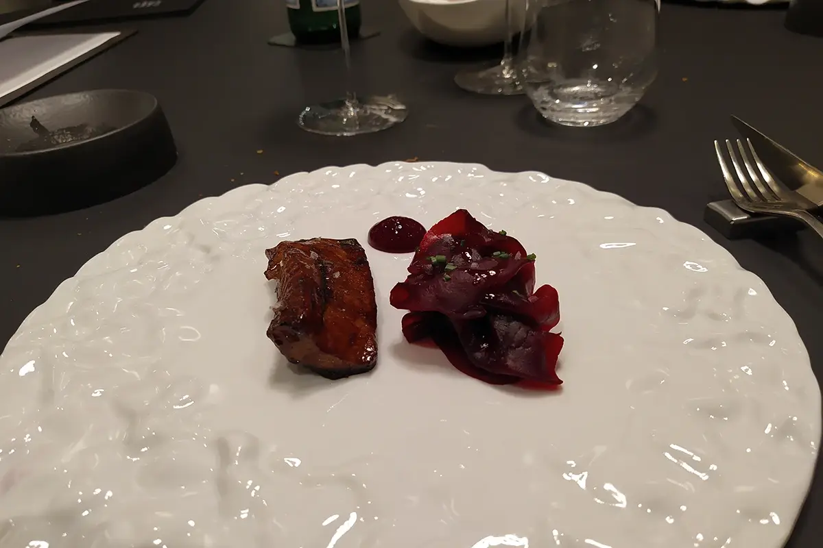 Lingua di manzo affumicata con cipollotto e rabarbaro Quel tocco Vivace che ci voleva: prova superata per il nuovo ristorante bresciano