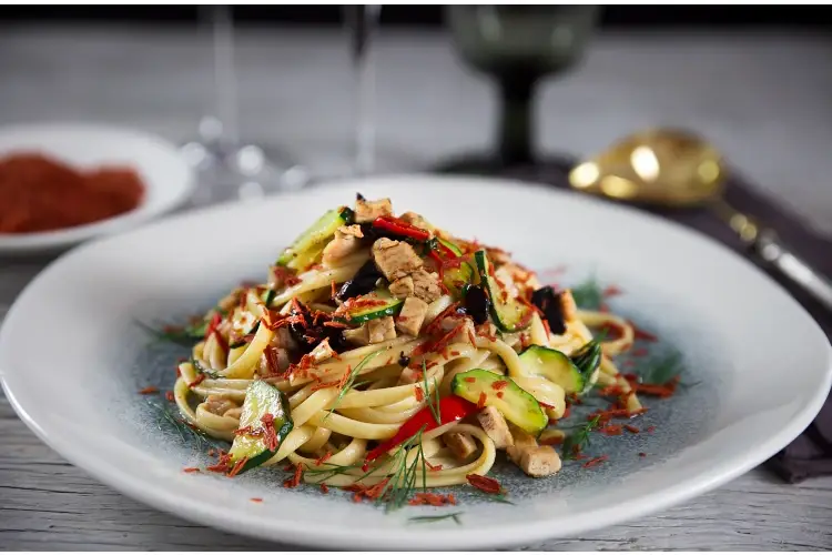 Linguine ai profumi mediterranei