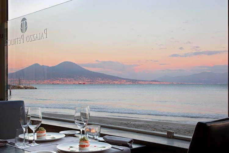 La vista sul Vesuvio da Palazzo Petrucci- Lo chef Lino Scarallo: «La ripresa? Più sicurezza e un nuovo menu»