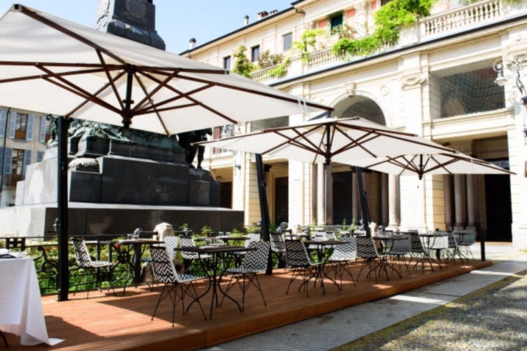 La terrazza esterna del locale (Lino, il ristorante di Pavia che mette nel piatto il territorio)