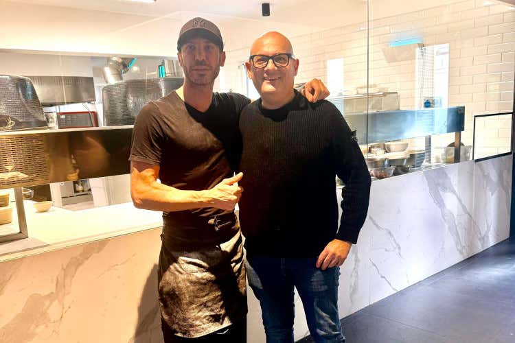 Denys Maiorino (a destra) insieme al noto pizzaiolo campano Salvatore Lioniello (a sinistra)