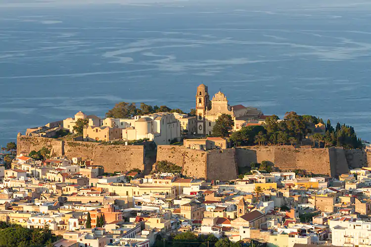 Lipari Il turismo riparte dalle isole minori Ma Sicilia e Sardegna non ci stanno