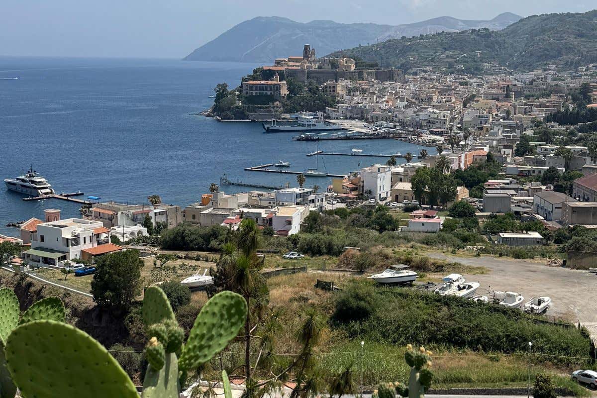 Island hopping alle Eolie: un viaggio tra le meraviglie di un arcipelago mitico Island hopping alle Eolie: un viaggio tra le meraviglie di un arcipelago mitico
