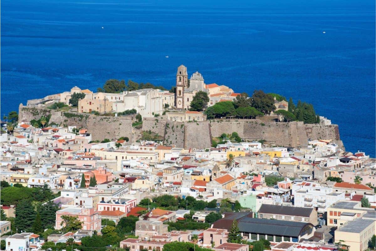 Island hopping alle Eolie: un viaggio tra le meraviglie di un arcipelago mitico Island hopping alle Eolie: un viaggio tra le meraviglie di un arcipelago mitico
