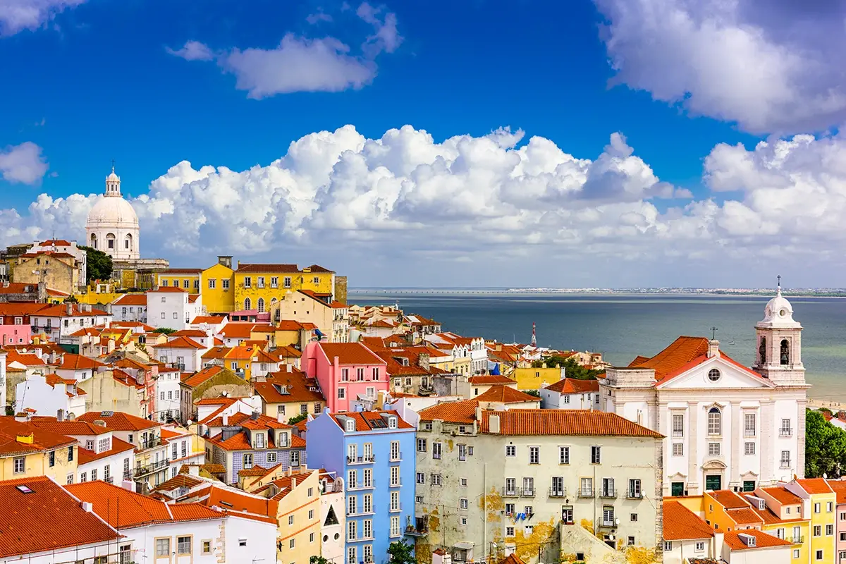 Lisbona &egrave; una citt&agrave; seducente Perch&eacute; scegliere tra museo o mare? A Lisbona si pu&ograve; fare tutto!
