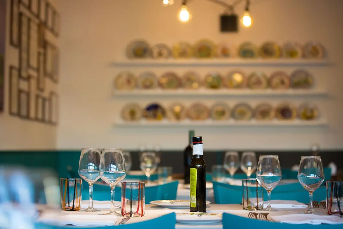Particolare della sala Lo Stuzzichino, osteria napoletana che sa di casa