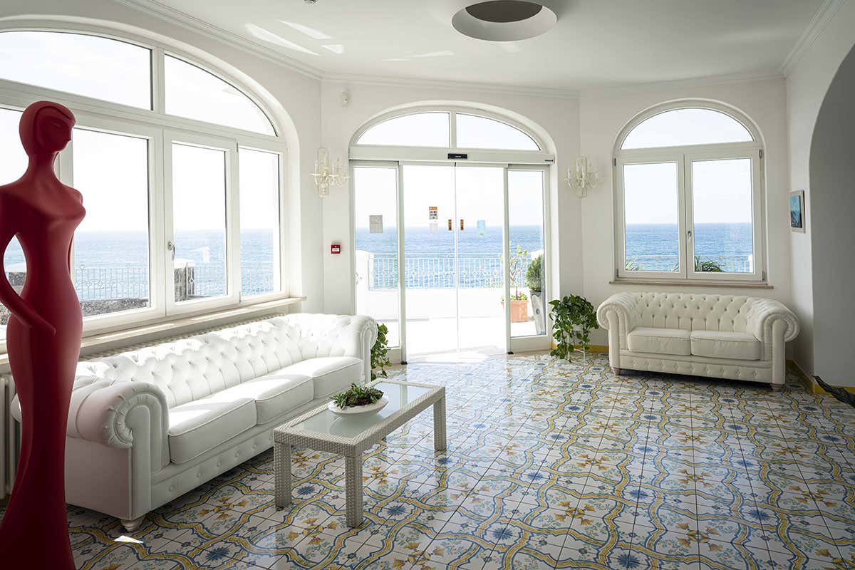 La lobby In vacanza a Ischia in una baia privata a La Madonnina Boutique Hotel