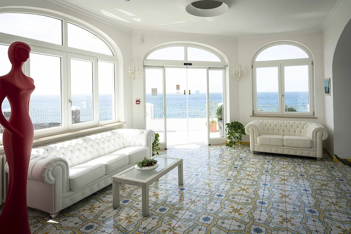 La lobby In vacanza a Ischia in una baia privata a La Madonnina Boutique Hotel